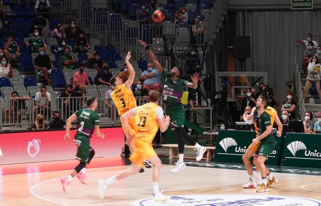 Canasta decisiva entre Unicaja y Gran Canaria (Foto: CB Gran Canaria).