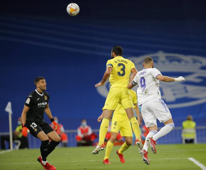 Raúl Albiol y Karim Benzema saltan en el Real Madrid-Villarreal (Foto: Cordon Press).