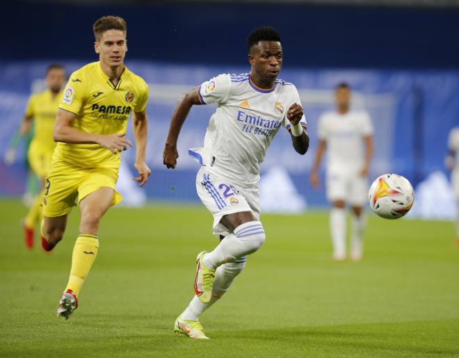 Vinícius corre delante de Foyth en el Real Madrid-Villarreal (Foto: Cordon Press).