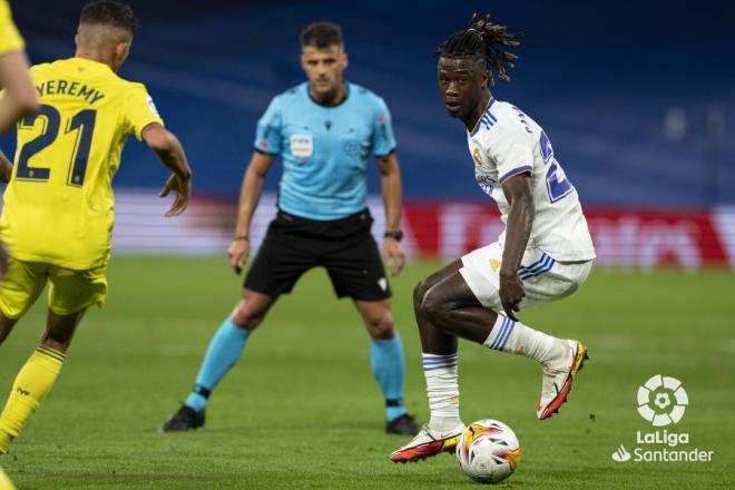 Eduardo Camavinga, con el balón durante el Real Madrid-Villarreal (Foto: LaLiga).