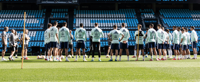 Charla de la plantilla en Balaídos (Foto: RC Celta).