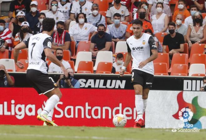 Maxi Gómez y Guedes, durante el Valencia-Athletic (Foto: LaLiga)