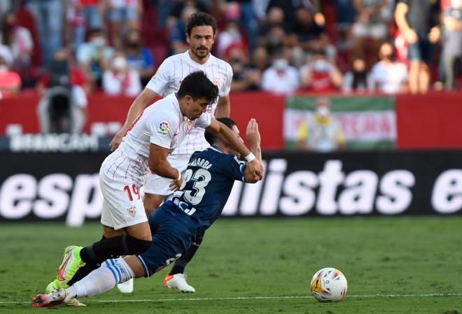 Acuña se lleva la pelota en el Sevilla - Espanyol. (Foto: Kiko Hurtado).