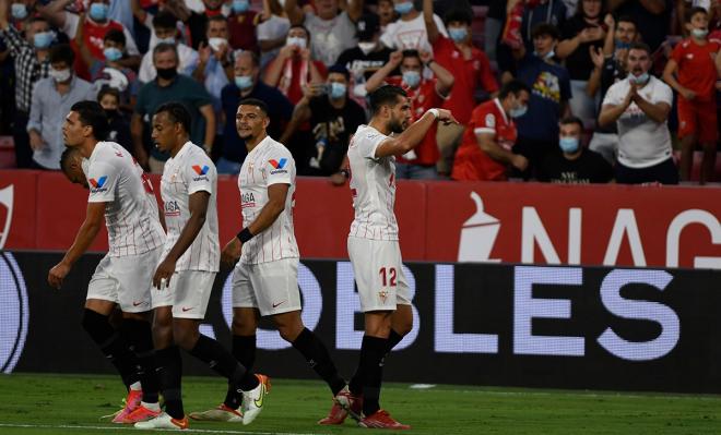 Los futbolistas del Sevilla FC celebra un gol (foto: Kiko Hurtado).