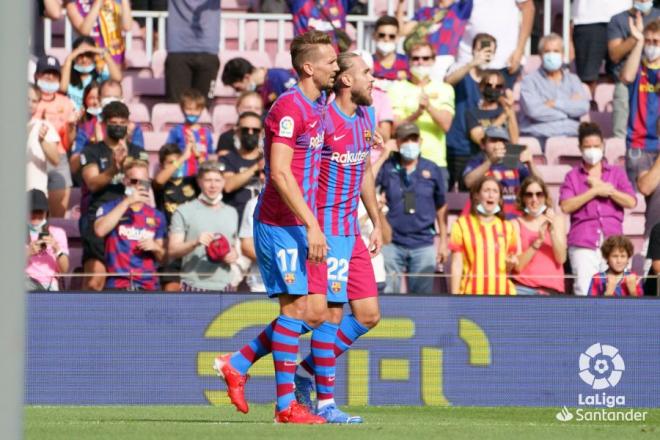 Luuk de Jong celebra con Óscar Mingueza su primer gol en el Barcelona (Foto: LaLiga).