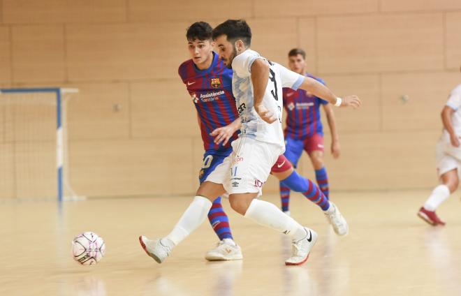 Un lance del encuentro entre el Barça B y el CD UMA Antequera.