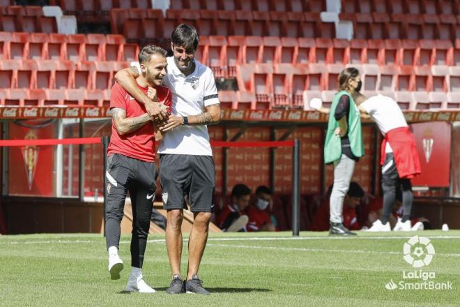 Escassi bromea con Villalba antes del Sporting-Málaga (Foto: LaLiga).