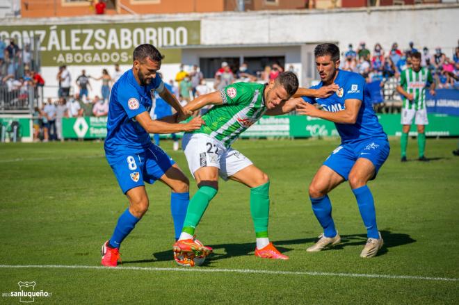 Lance entre el Atlético Sanluqueño y el Linares (Foto: Atlético Sanluqueño).