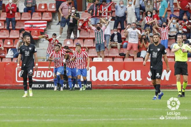 El Sporting celebra el gol de Djuka al Málaga (Foto: LaLiga).