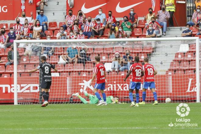 El balón entra a portería tras el disparo de Juande a gol (Foto: LaLiga).