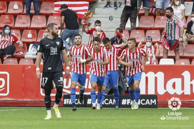 Los jugadores del Sporting celebran el gol de Djuka al Málaga (Foto: LaLiga).