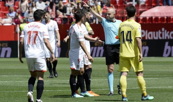 González Fuertes expulsa a Ben Yedder por aplaudir.(Foto: Kiko Hurtado).