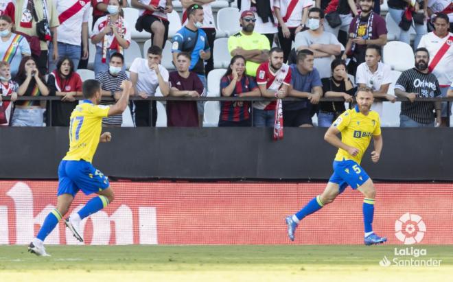 Haroyan celebra el gol del empate en el Rayo-Cádiz (Foto: LaLiga).