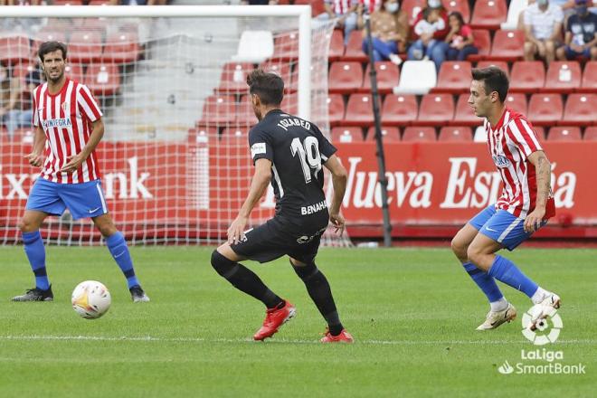 Jozabed y Pedro Díaz pugnan en el Sporting-Málaga (Foto: LaLiga).