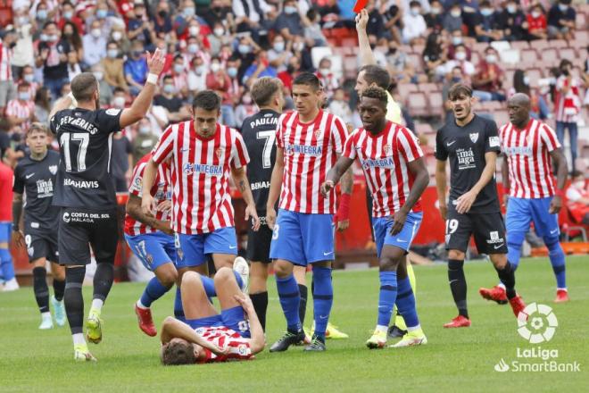Varios jugadores, tras la tangana en el Sporting-Málaga (Foto: LaLiga).