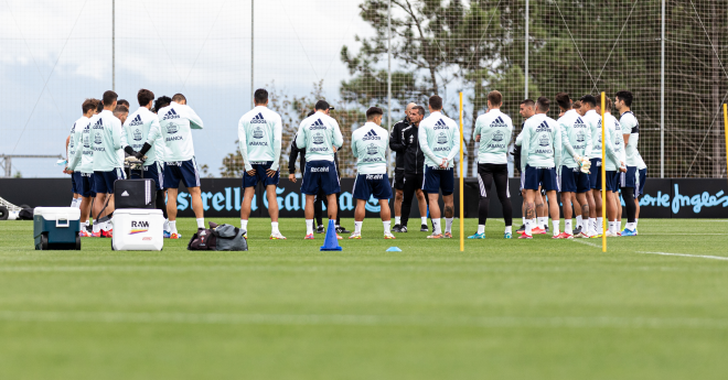 Eduardo Coudet da una charla a la plantilla (Foto: RC Celta).