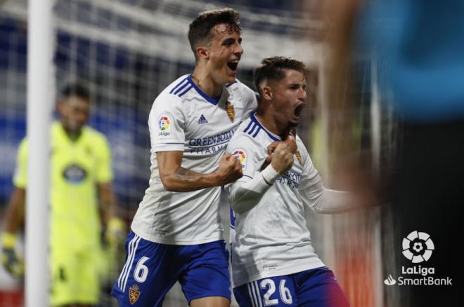 Francés y Borja Sainz celebran el gol del Zaragoza en el Anxo Carro (Foto: LaLiga).