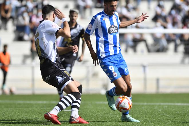 Alberto Quiles ante un jugador del Unionistas en el Reina Sofía (Foto: RCD).