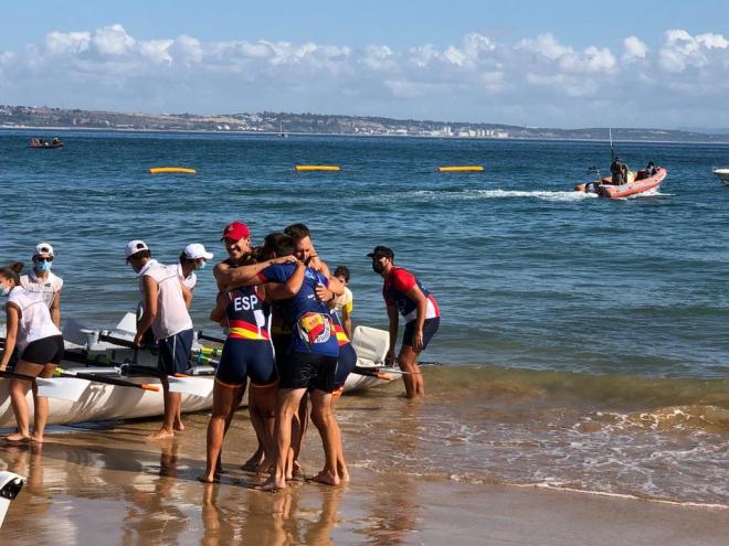 Cinco remeros del Real Club Mediterráneo, campeones del mundo en Portugal.