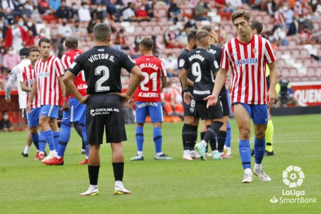 Gragera se aleja ante la mirada de Víctor Gómez en el Sporting-Málaga(Foto: LaLiga).