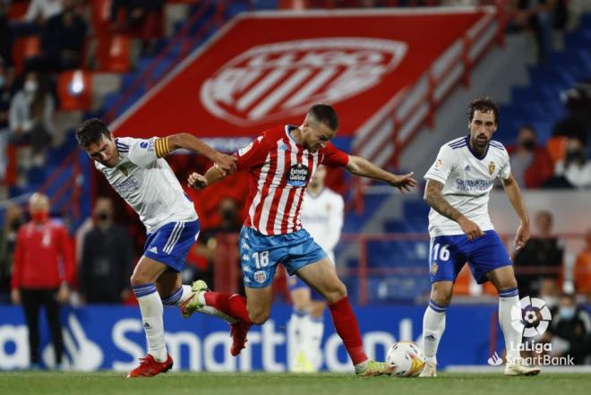 Zapater forcejea con Señe, el mejor del Lugo (Foto: LaLiga).