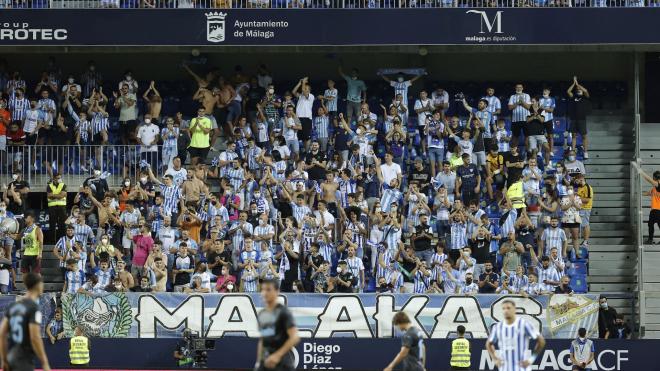 Aficionados del Málaga, en las gradas de La Rosaleda (Foto: MCF).