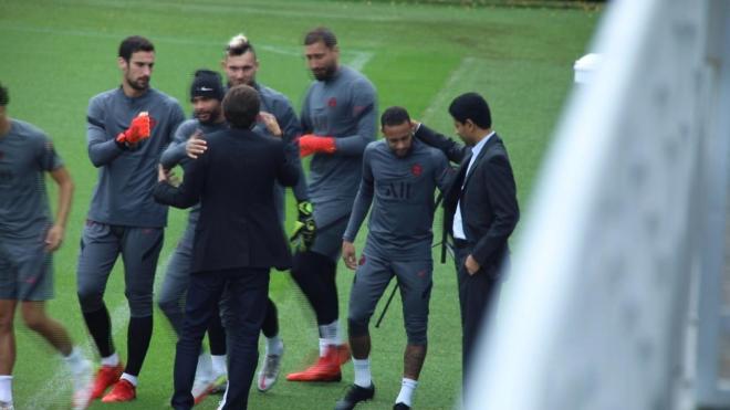 Al-Khelaifi saluda a Neymar.