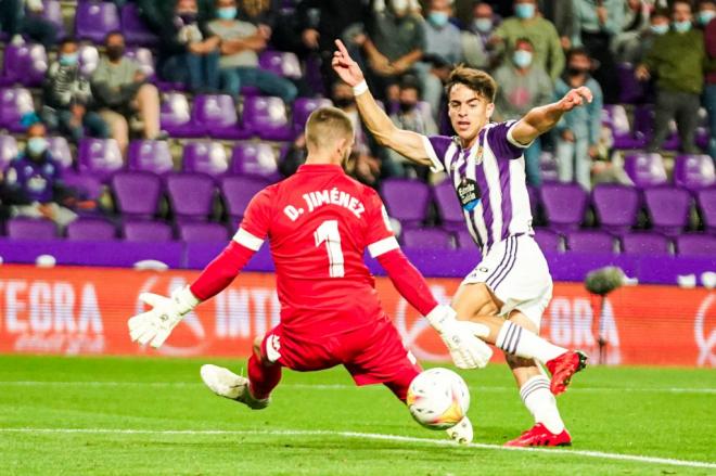 Álvaro Aguado, en la acción del gol anotado ante la AD Alcorcón (Foto: Real Valladolid).