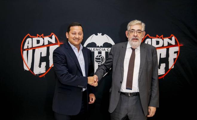 El Valencia CF firma un convenio con el CEU y Anil Murthy lo presenta criticando a la prensa