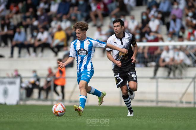 Mario Soriano conduce un balón en el Unionistas-Dépor (Foto: RCD).