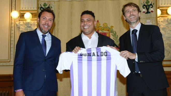 Óscar Puente posando con Ronaldo en su presentación como nuevo presidente del Real Valladolid.