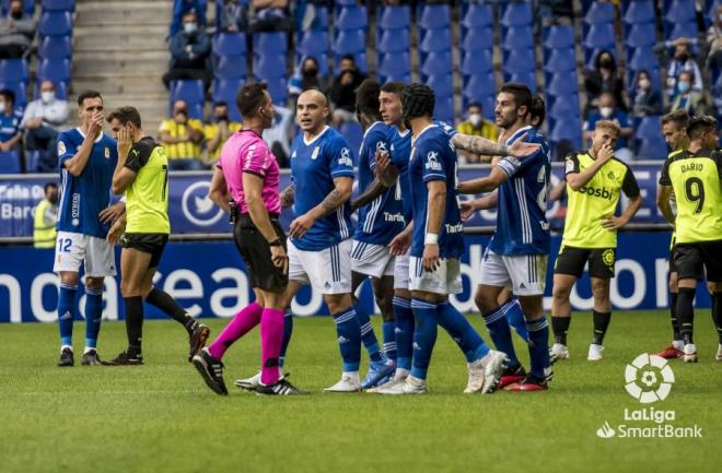 Jorge Pombo y otros jugadores del Real Oviedo protestando una acción en el partido ante el Girona