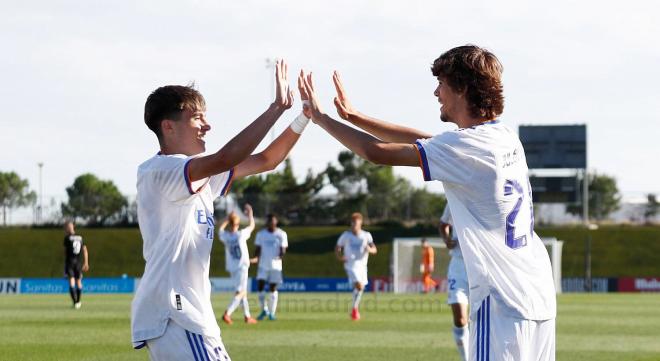 Julen Jon Guerrero (derecha) celebra un gol en la Youth League (Foto: Real Madrid).