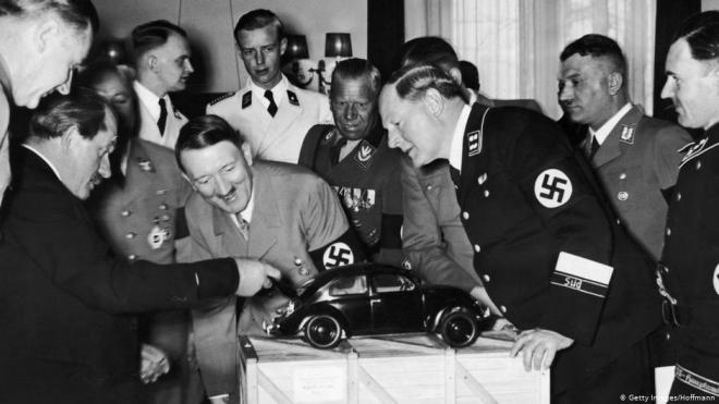 Adolf Hitler observa la miniatura del Volkswagen.