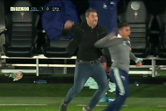 Celebración eufórica de Eduardo Coudet tras el gol de Denis Suárez en el Celta-Granada.