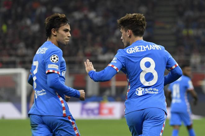 Joao Félix y Griezmann celebran el gol del francés en Milán (Foto: Cordon Press).
