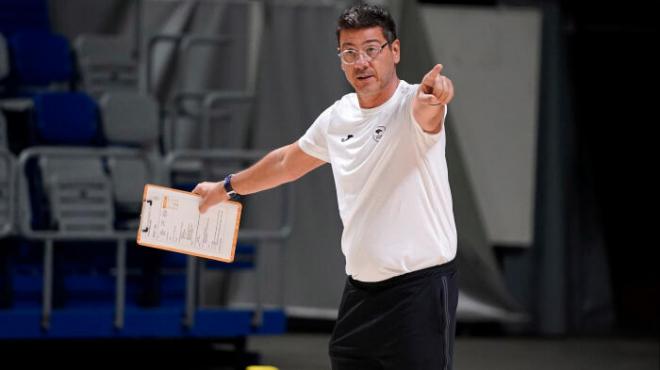 Katsikaris da instrucciones durante un entrenamiento del Unicaja.