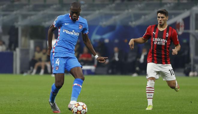 Kondogbia, ante Brahim Díaz en el Milan-Atlético de Madrid (Foto: ATM).