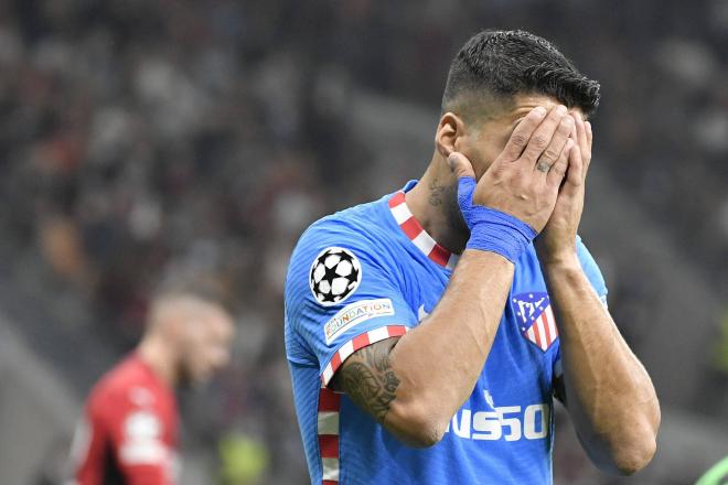 Luis Suárez se lamenta durante el Milan-Atlético de Madrid (Foto: Cordon Press).