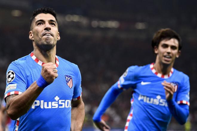 Luis Suárez celebra con Joao Félix detrás su gol en el Milan-Atlético de Madrid (Foto: Cordon Press).