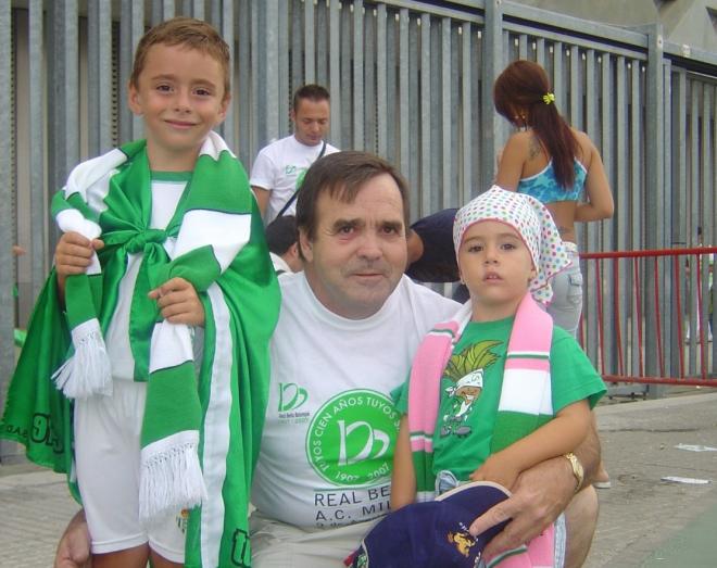 Faustino junto a sus nietos Jaime e Irene en un partido del Betis de 2007.