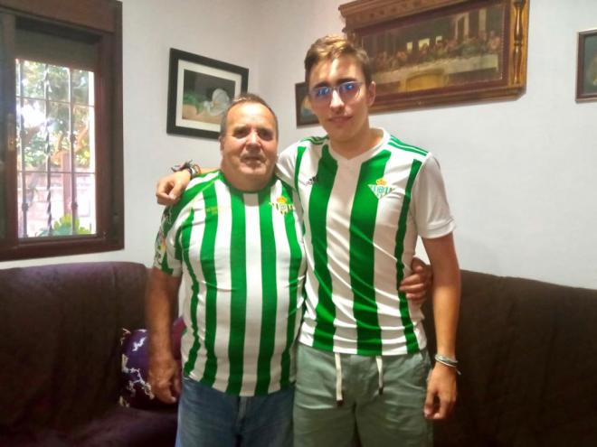 Faustino y Jaime posan con sus camisetas del Betis.