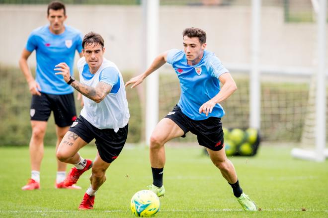 Pugna entre Dani García y Oier Zarraga en el partidillo de entrenamiento en Lezama (Foto: Athletic Club).