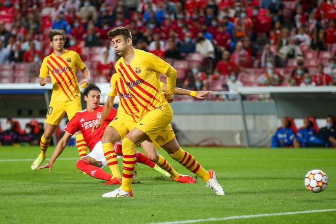 Darwin Núñez dispara delante de Piqué en el Benfica-Barcelona (Foto: Cordon Press).
