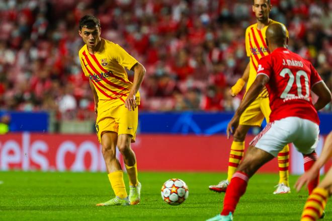 Pedri da un pase en el Benfica-Barcelona (Foto: FCB).