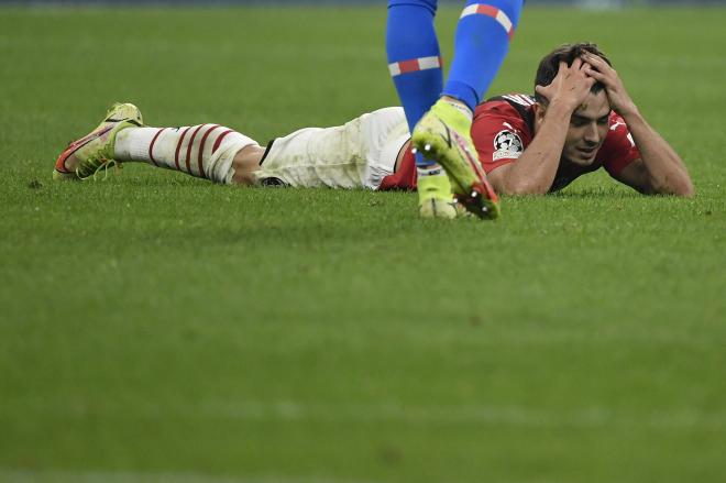 Brahim se lamenta sobre el césped durante el Milan-Atlético de Madrid (Foto: Cordon Press).