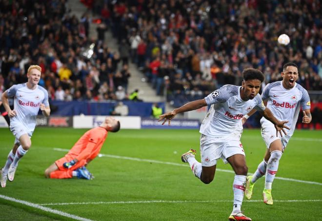 Adeyemi celebra uno de sus goles ante el Lille (FOTO: EFE).