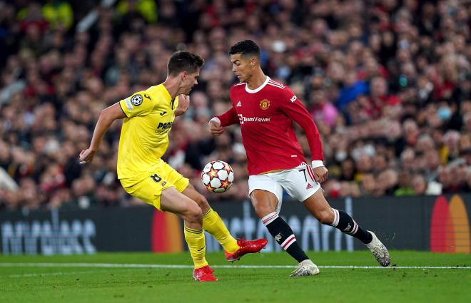 Cristiano y Foyth, en una jugada del Manchester United-Villarreal (FOTO: EFE).