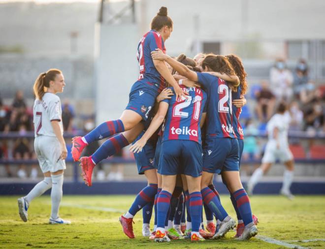 El Levante UD Femenino celebra un gol ante la SD Éibar. (Foto: Levante UD)