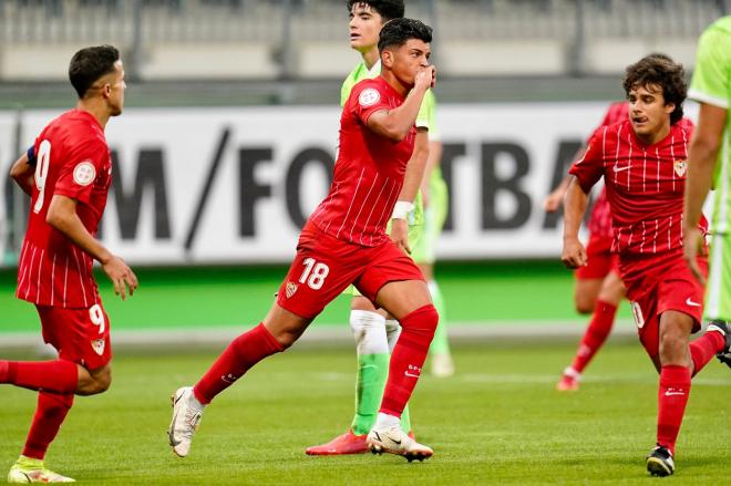 Diego Talaverón celebra su gol al Wolfsburgo en la UEFA Youth League.